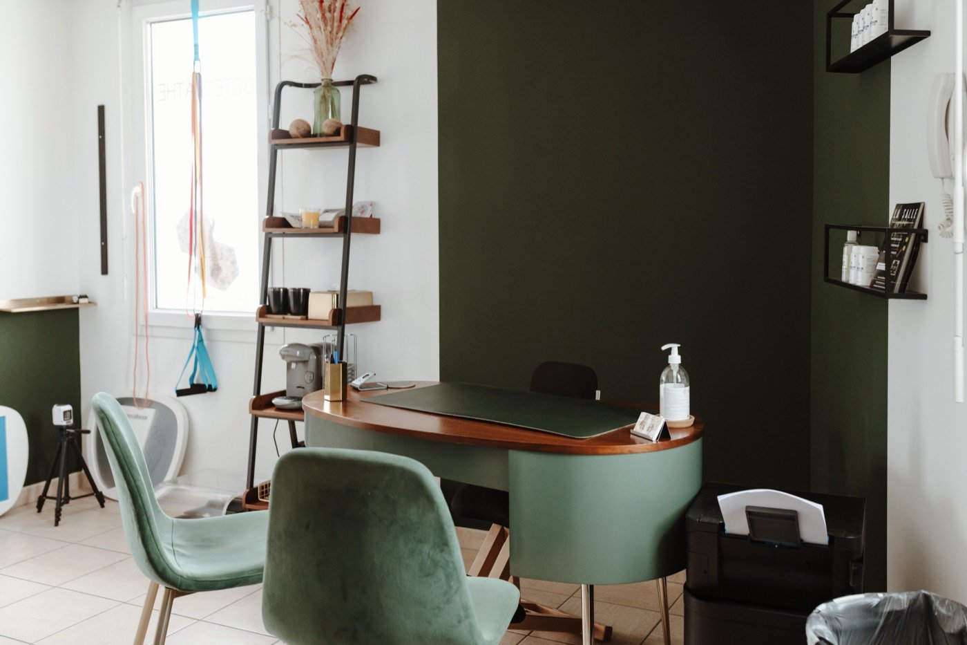 Bureau de consultation et étagère en bois du cabinet