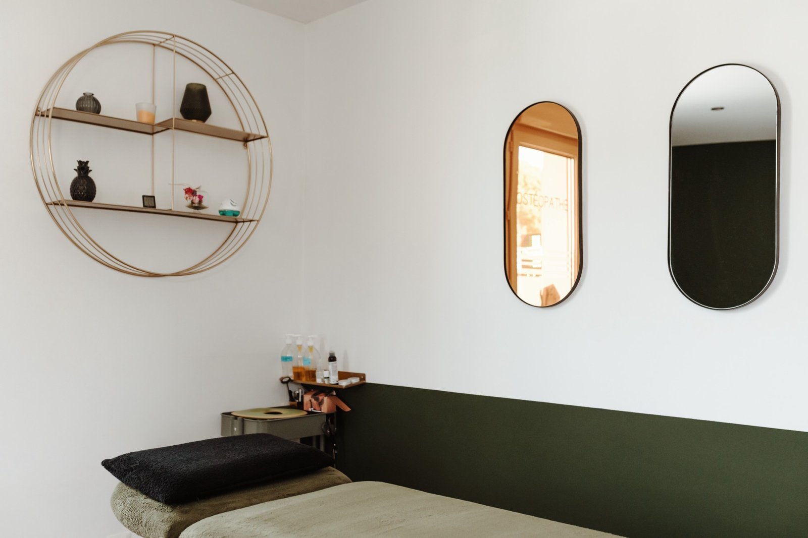 Miroirs ovales et étagère en laiton de la salle de soin